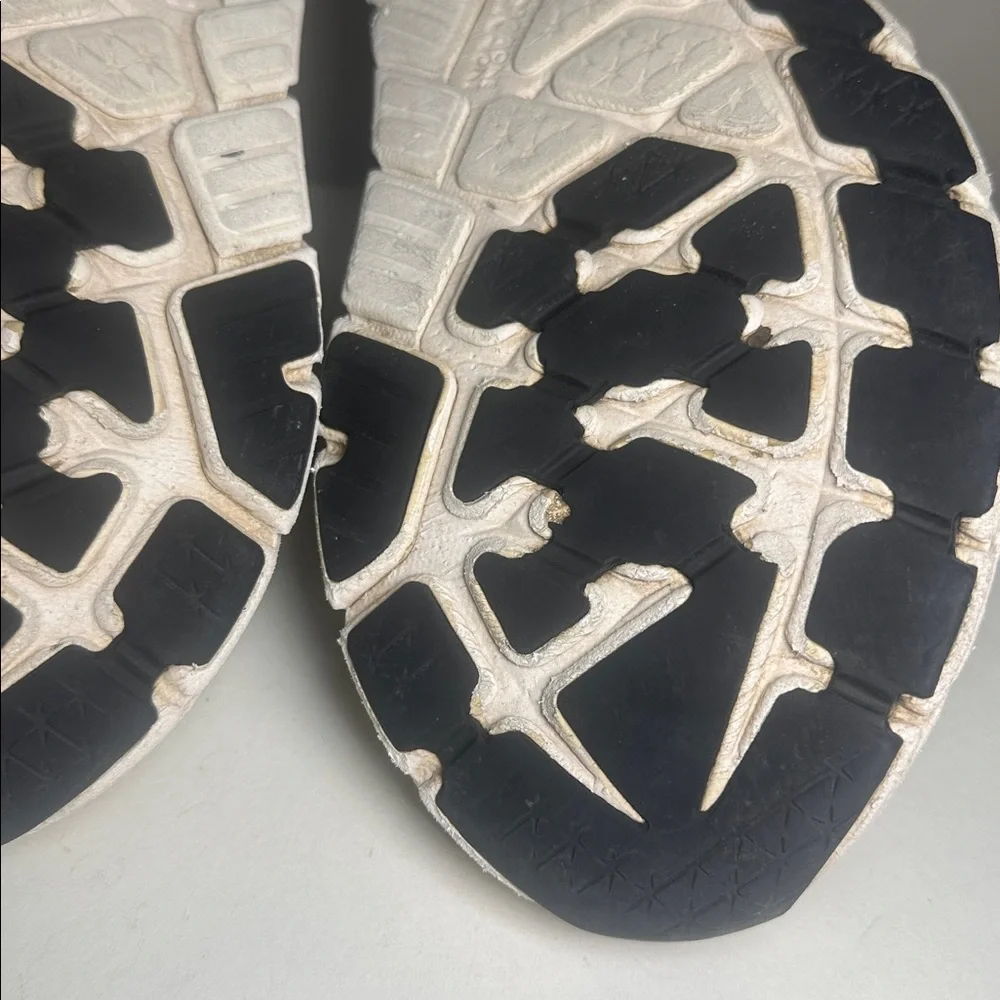 Hoka Arahi 6 Women's Cream and Tan Sneakers